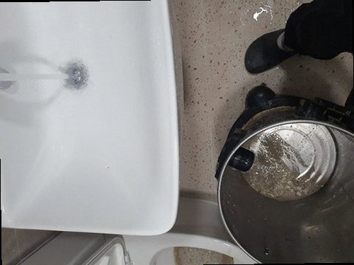 옥천군 청성면 하수구막힘 배수구 주변의 물 고임과 오염 상태를 확인하는 모습